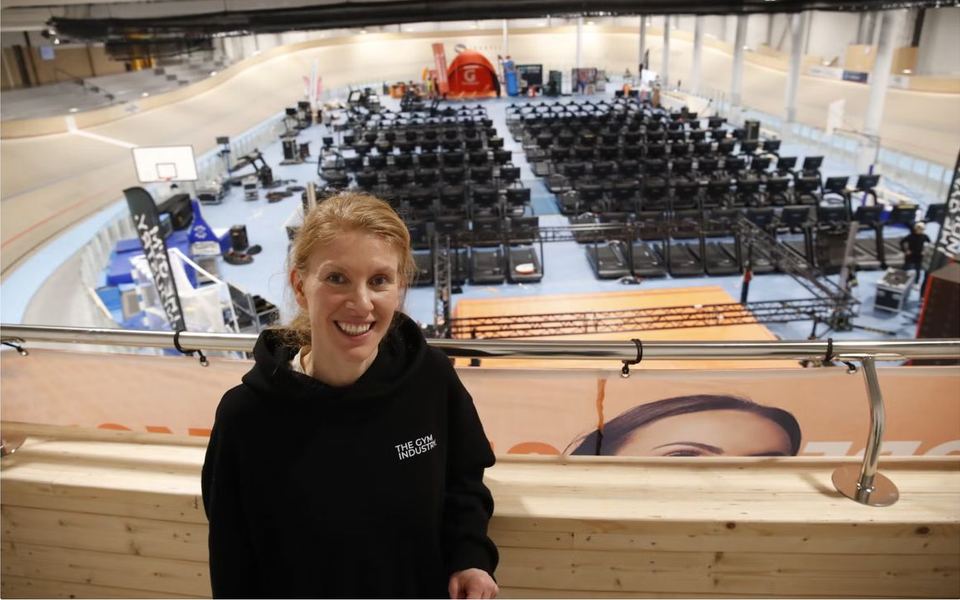 Elin Mortensen i Velodromen i Asker, med 200 tredemøller rigget opp bak seg