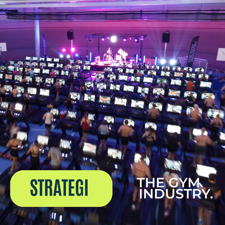 Strategi for The Gym Industry: fullsatt treningsarena med scene og rekker av tredemøller